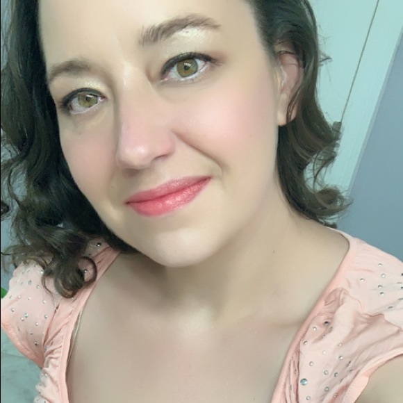 Meet your Posher, Becki - Picture 2 of 8